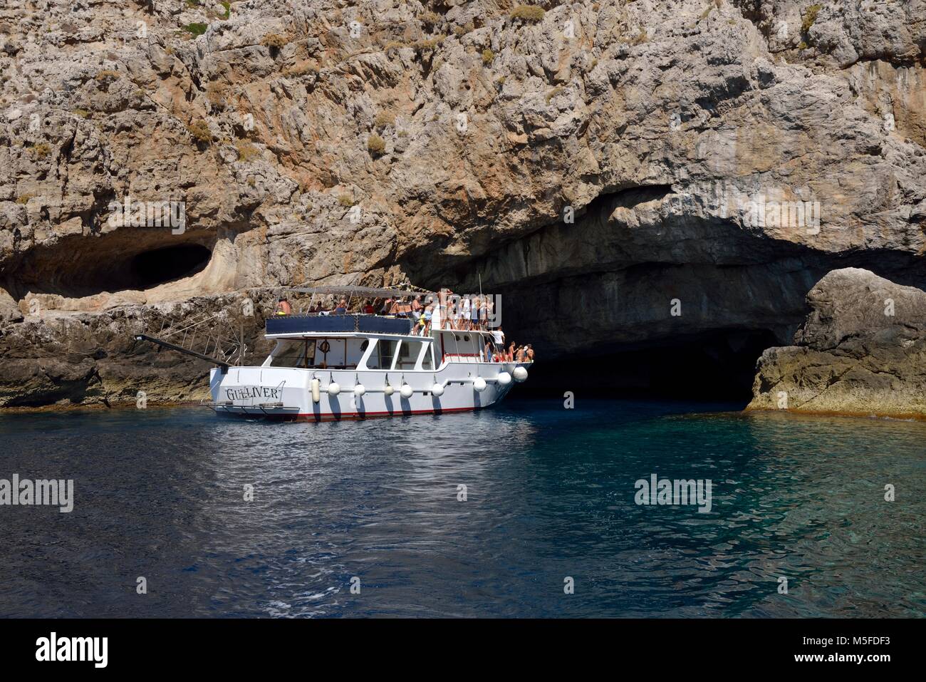 Tourust Voile entrant Grotta Perciata, Marettimo, Îles Égades, Sicile, Italie Banque D'Images