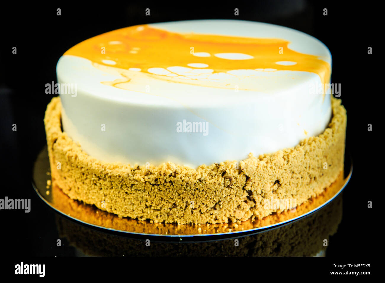 Musc Musc Maison Gateau Gateau Recouvert De Glacage Blanc Et Jaune