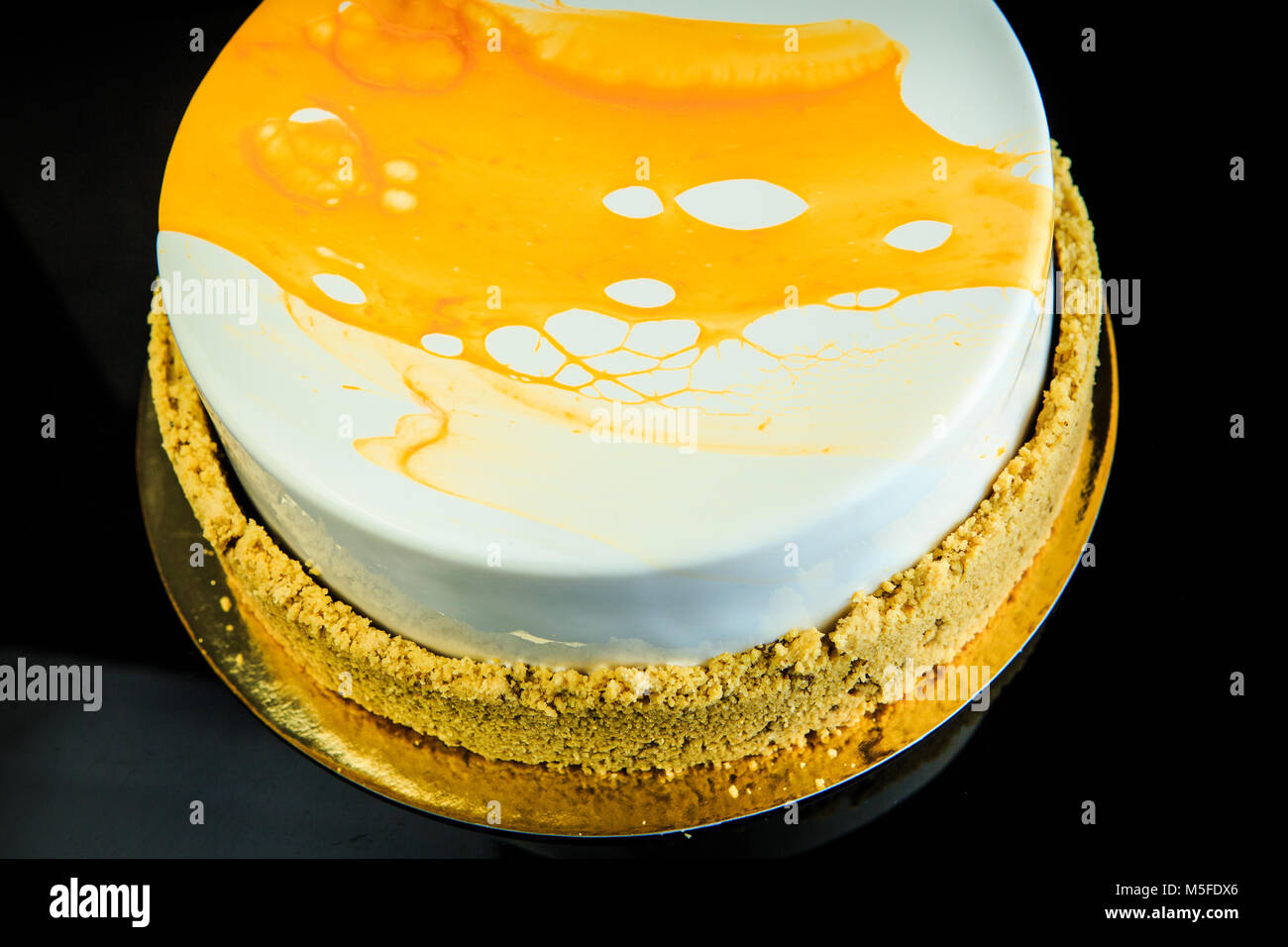 Gateau Gateau Musc Musc Gros Plan Recouvert De Glacage Blanc Et Jaune Sur Fond Miroir Noir Photo Stock Alamy