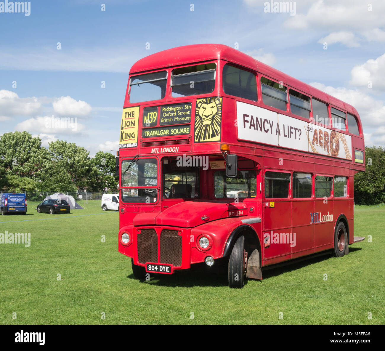 Enfield, Londres, Royaume-Uni - 25 mai 2014 : Red London bus routemaster debout dans un champ sur l'écran. Banque D'Images