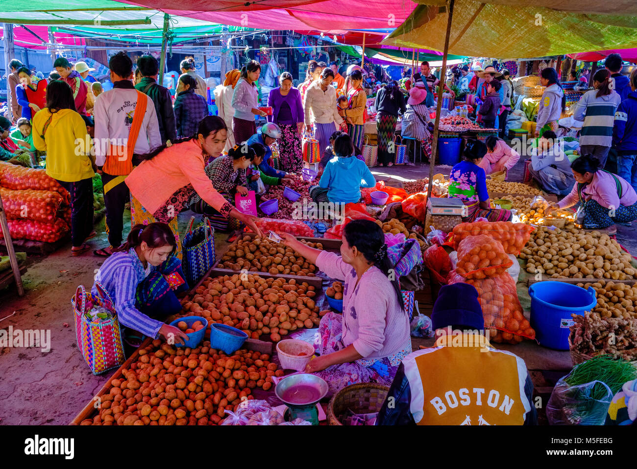Les agriculteurs locaux une femme est la vente de pommes de terre dans le marché de la rue de la ville Banque D'Images