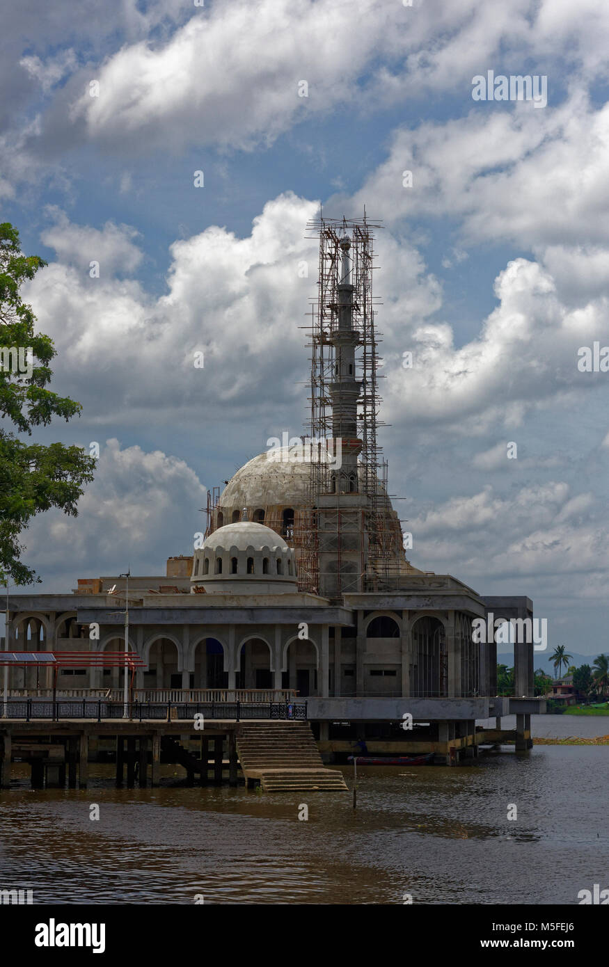 Une nouvelle mosquée pour la communauté musulmane indienne à Kuching en construction le long de la rive de la rivière Sarawak Banque D'Images