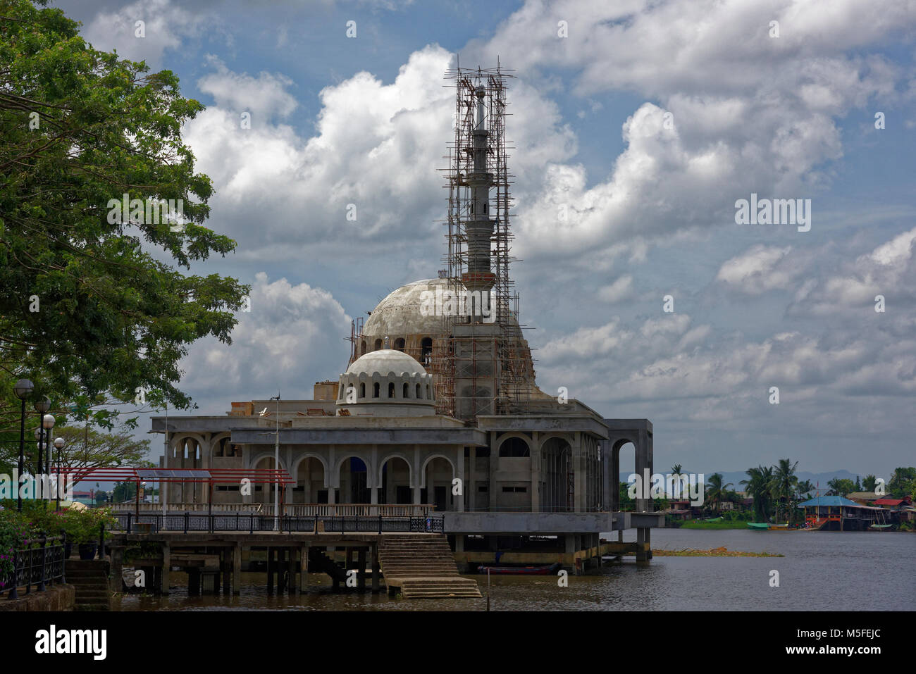 Une nouvelle mosquée pour la communauté musulmane indienne à Kuching en construction le long de la rive de la rivière Sarawak Banque D'Images