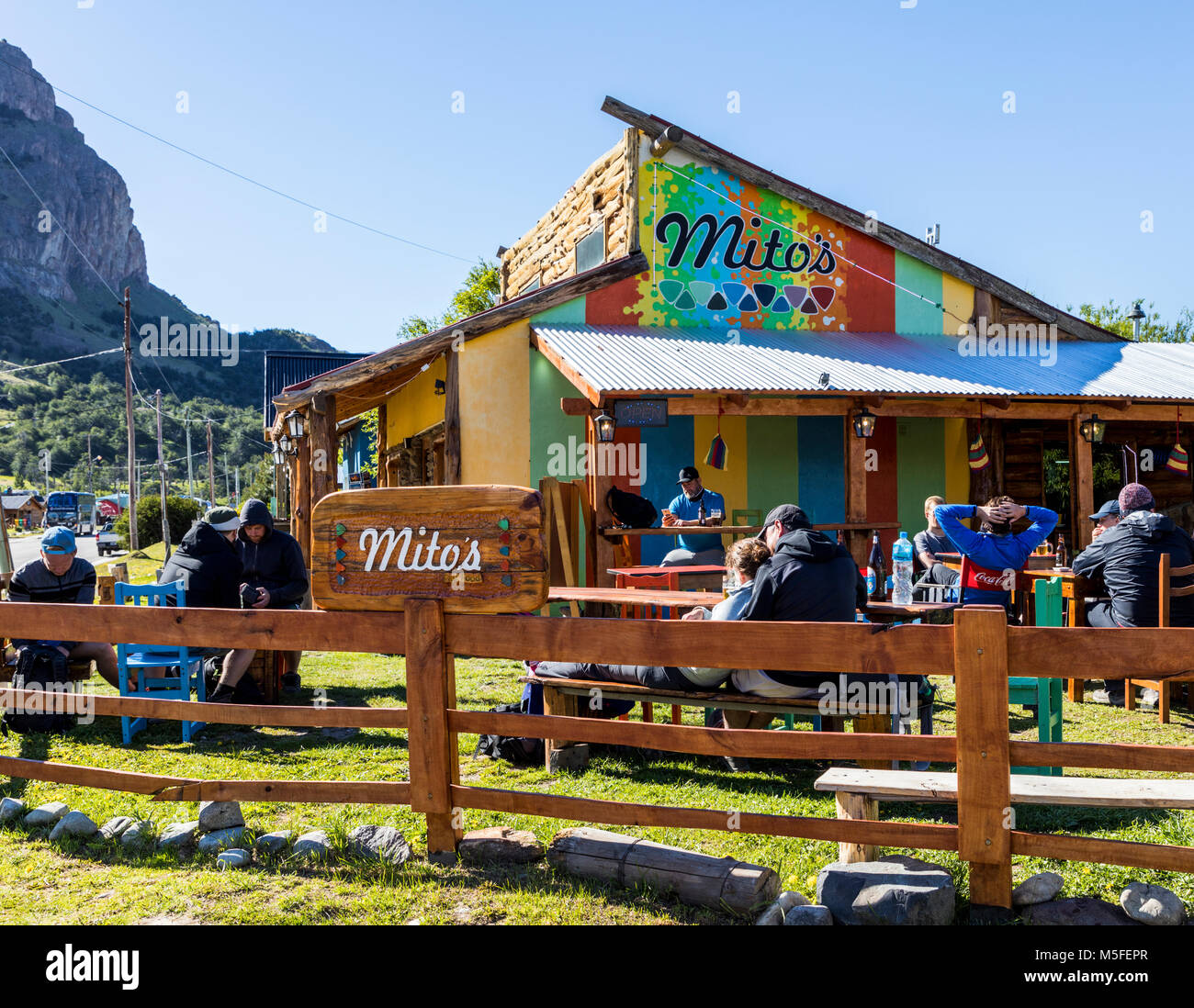 Les visiteurs profiter d'un café en plein air, petit village de montagne d'El Chalten ; point de départ pour le Cerro Torre et le Cerro Fitz Roy, Patagonie, Argentine Banque D'Images