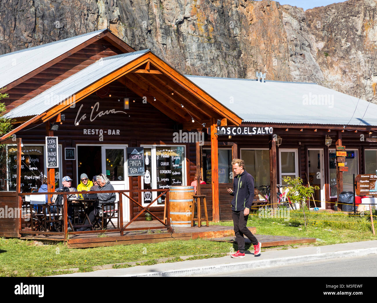 Les visiteurs profiter d'un café en plein air, petit village de montagne d'El Chalten ; point de départ pour le Cerro Torre et le Cerro Fitz Roy, Patagonie, Argentine Banque D'Images