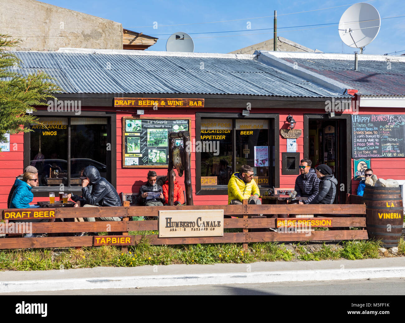 Les visiteurs profiter d'un café en plein air, petit village de montagne d'El Chalten ; point de départ pour le Cerro Torre et le Cerro Fitz Roy, Patagonie, Argentine Banque D'Images