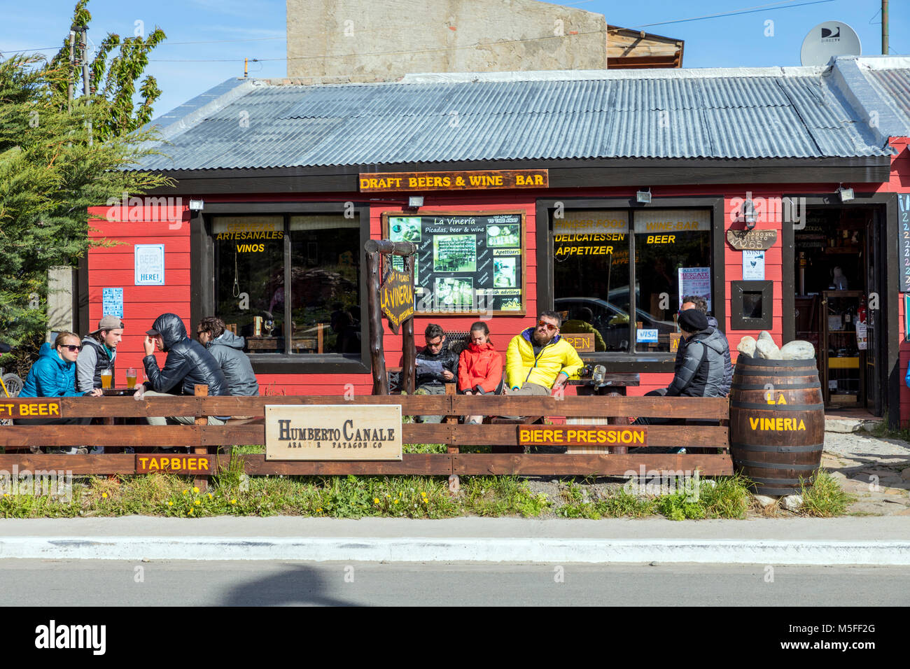 Les visiteurs profiter d'un café en plein air, petit village de montagne d'El Chalten ; point de départ pour le Cerro Torre et le Cerro Fitz Roy, Patagonie, Argentine Banque D'Images