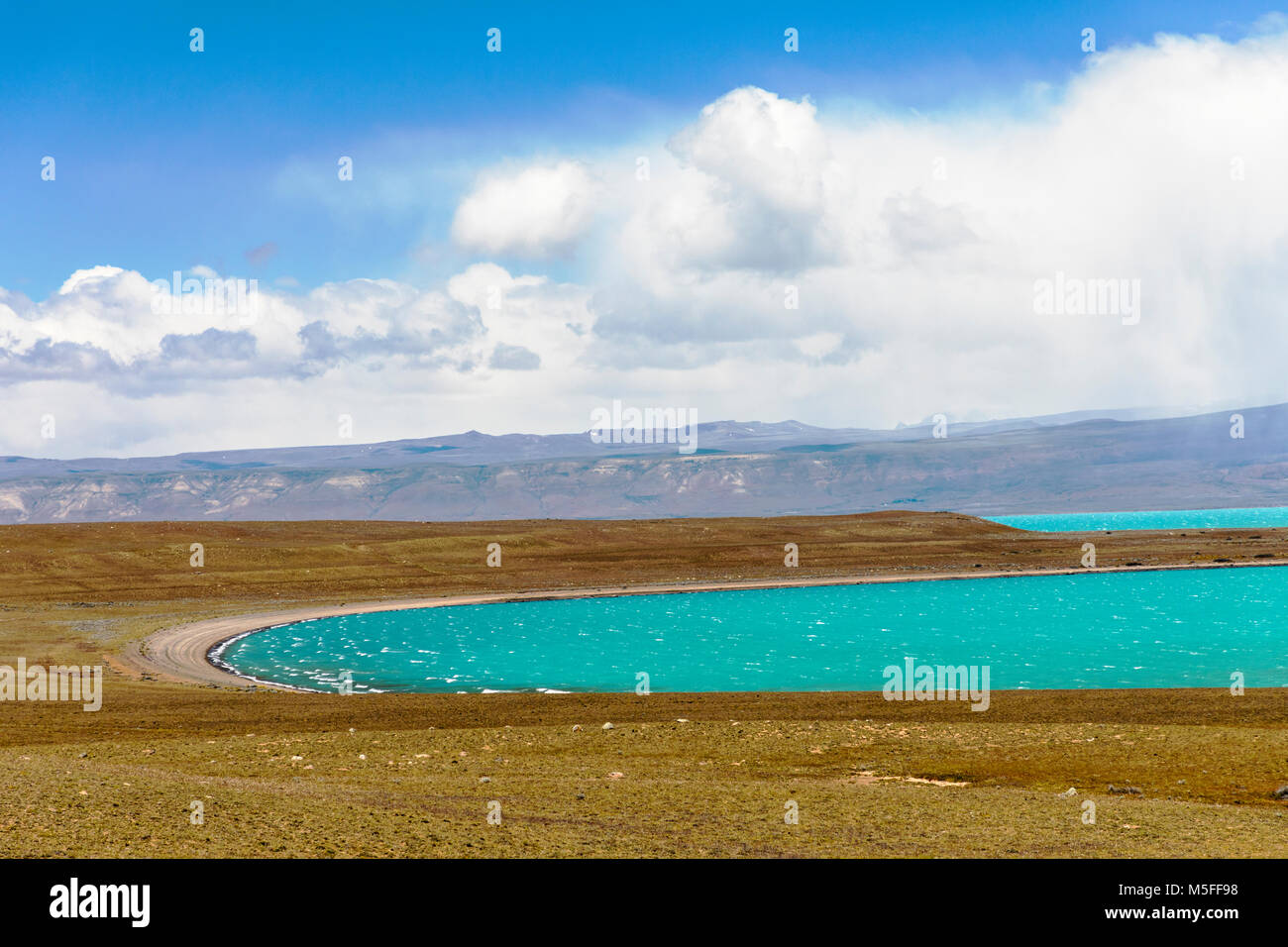 Le vent a balayé les eaux couleur glaciaire du lac Argentino, Patagonie, Argentine Banque D'Images