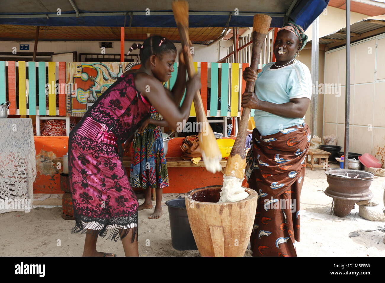 Les femmes l'écrasement et prepairing cassave, gari, d'un restaurant Banque D'Images