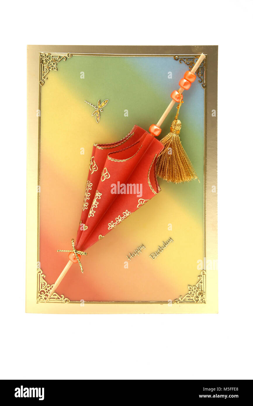 Carte d'anniversaire fait maison décorée avec parasol et Dragonfly Banque D'Images
