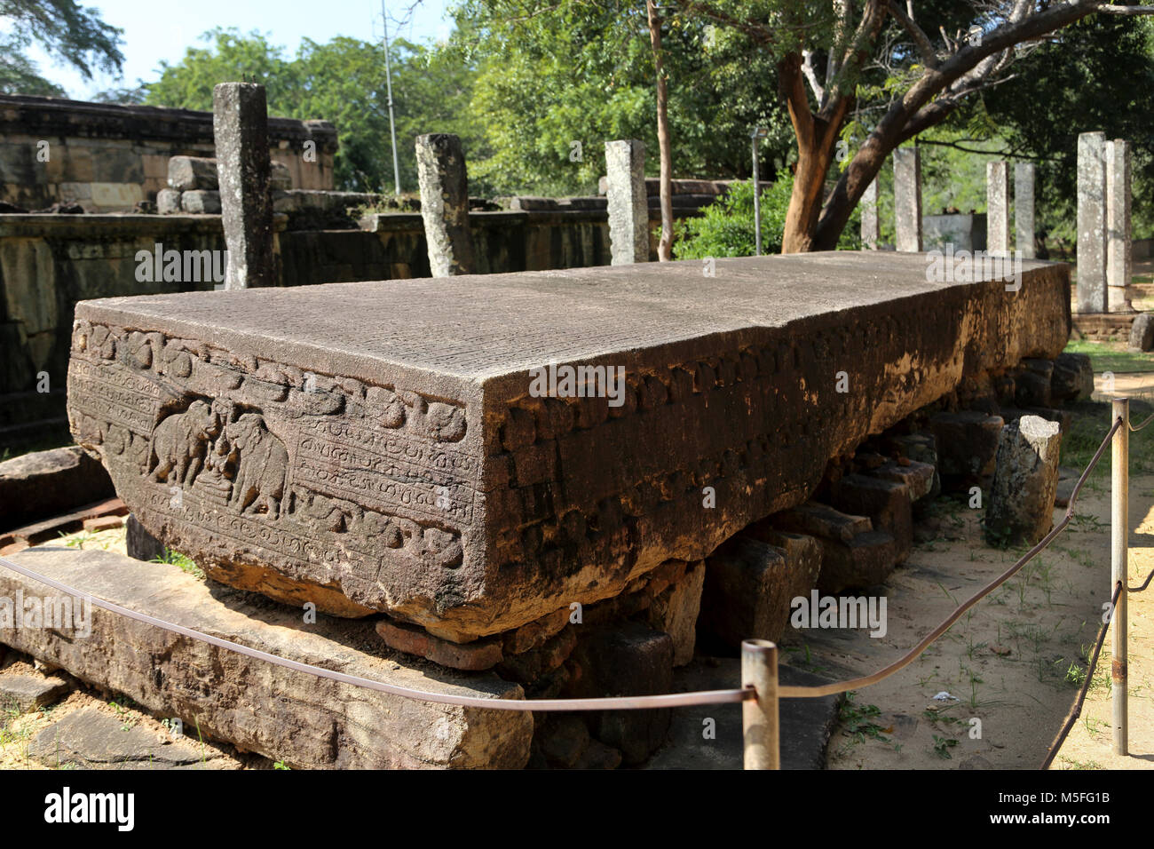 Quadrangle Polonnaruwa North Central Province Sri Lanka Le Gal Pota (livre de Pierre) Dalle de granit inscrit l'éloge des œuvres de Nissankamalla Banque D'Images