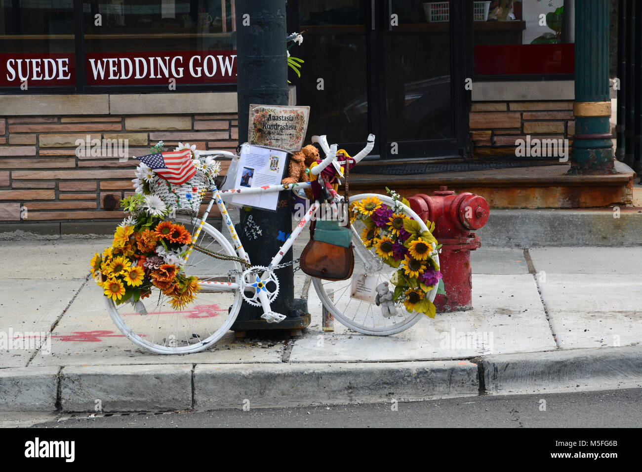Un fantôme memorial vélo marque l'endroit à Chicago où 23 ans Anastasia Kondrasheva a été frappé et tué par un camion de construction le 26 septembre 2016. Banque D'Images