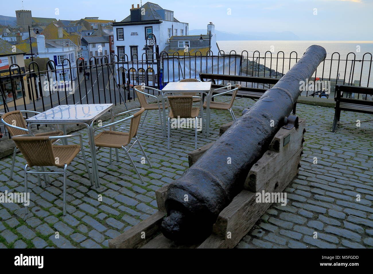 Old cannon à Lyme Regis sur la côte jurassique Banque D'Images