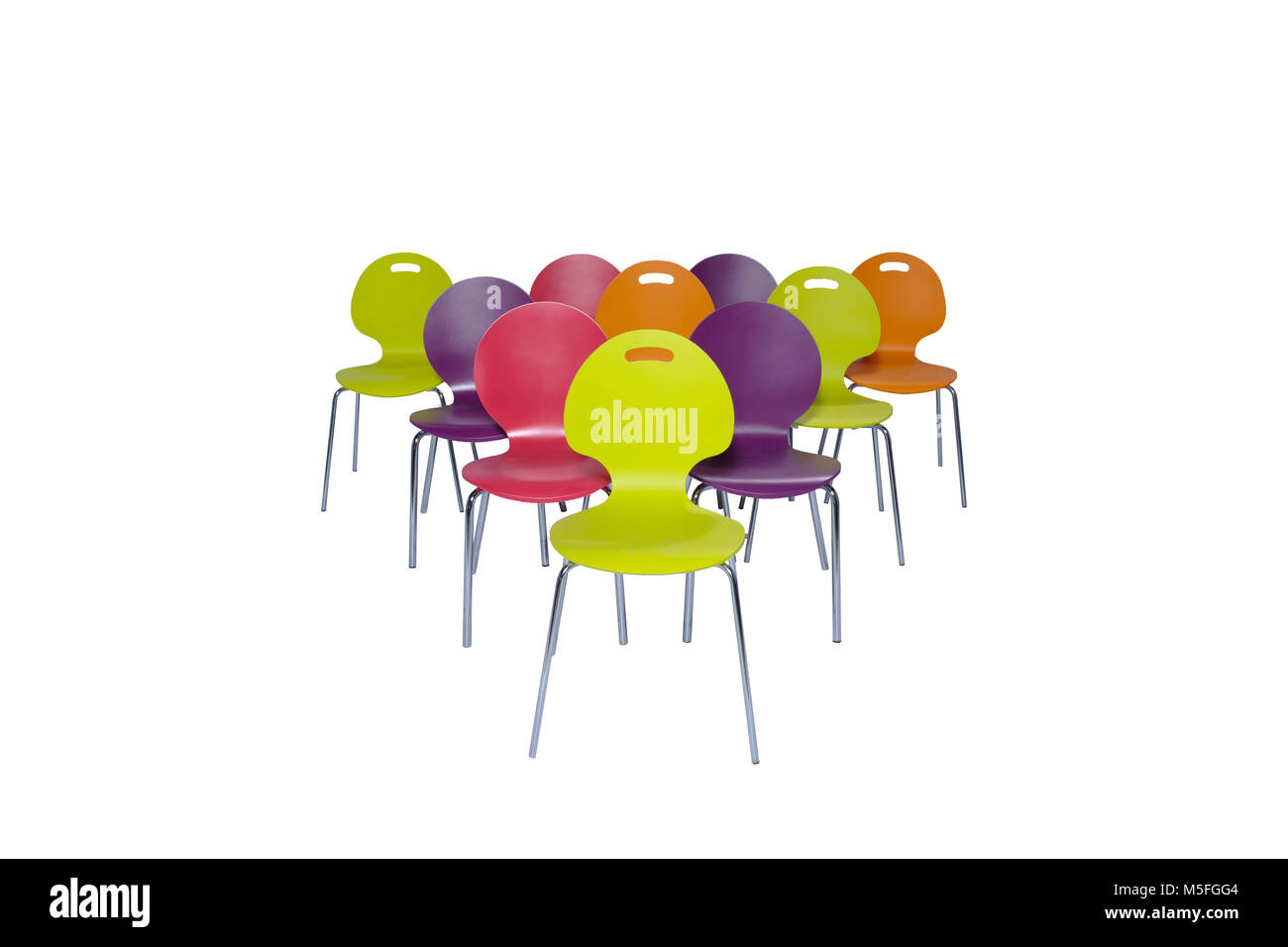 composition de chaises en plastique coloré isolées sur fond blanc Banque D'Images