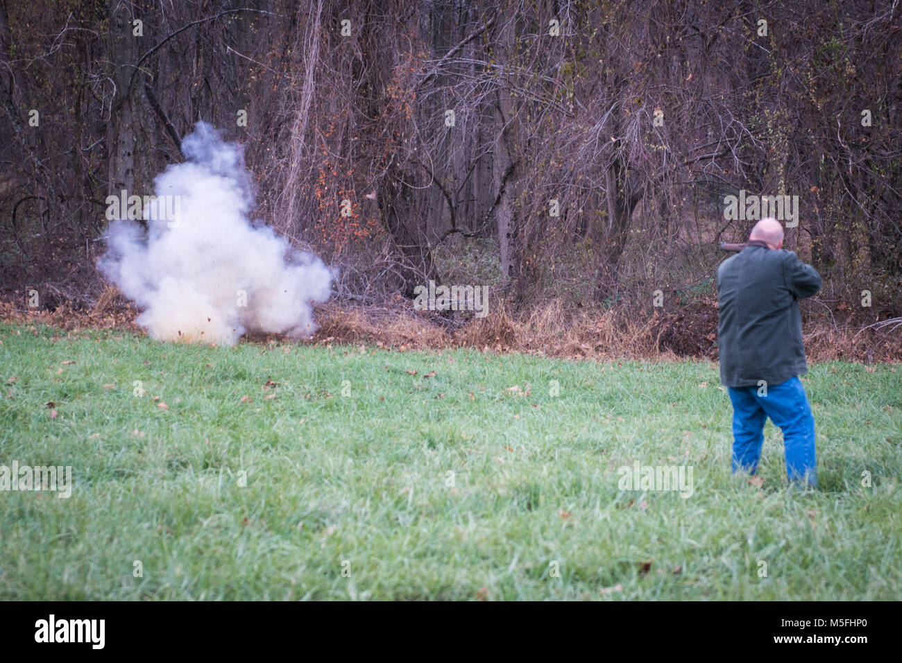 L'homme hors de tir au fusil britannique 303 cible d'tannerite de partir une explosion, Fallston, Maryland. Banque D'Images