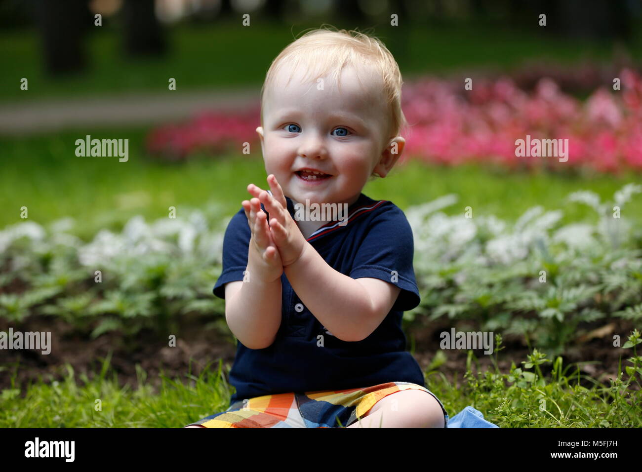 Le Belarus Gomel Central Park Le 13 Juillet 17 Happy Kid Sur L Herbe Tape Ses Mains L Emotion D Admiration Bebe Joyeux Dans La Rue Photo Stock Alamy