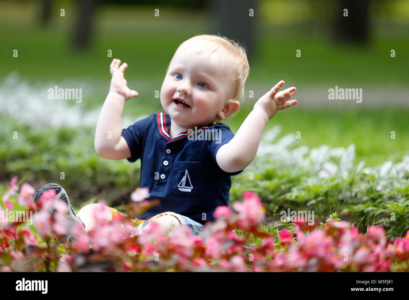 Le Belarus Gomel Central Park Le 13 Juillet 17 Happy Kid Sur L Herbe Tape Ses Mains L Emotion Est Une Surprise Et Admiration Bebe Joyeux Dans La Rue Photo Stock Alamy