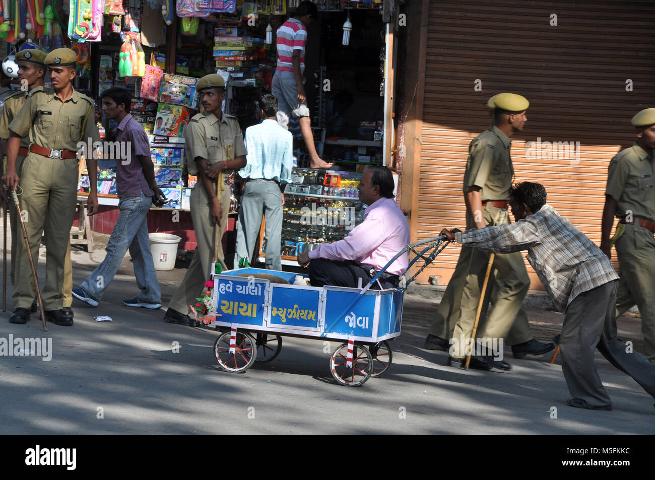 Homme assis dans le panier, mount abu, Rajasthan, Inde, Asie Banque D'Images