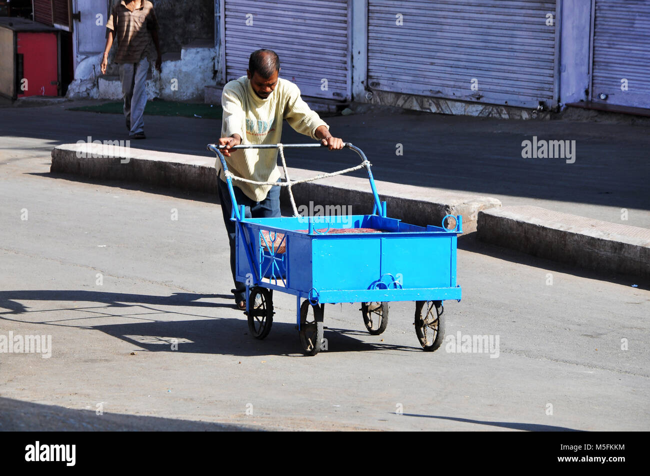 Homme avec panier de taxi, mount abu, Rajasthan, Inde, Asie Banque D'Images