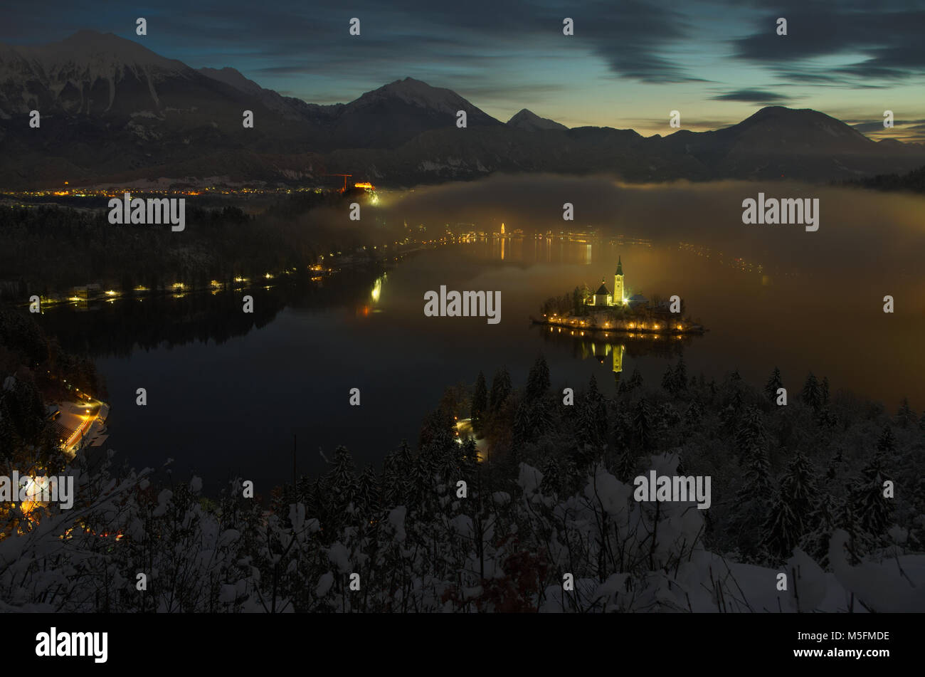 Vue nocturne de l'église de l'Assomption dans l'île du lac de Bled (Slovénie), Bled jezero Banque D'Images