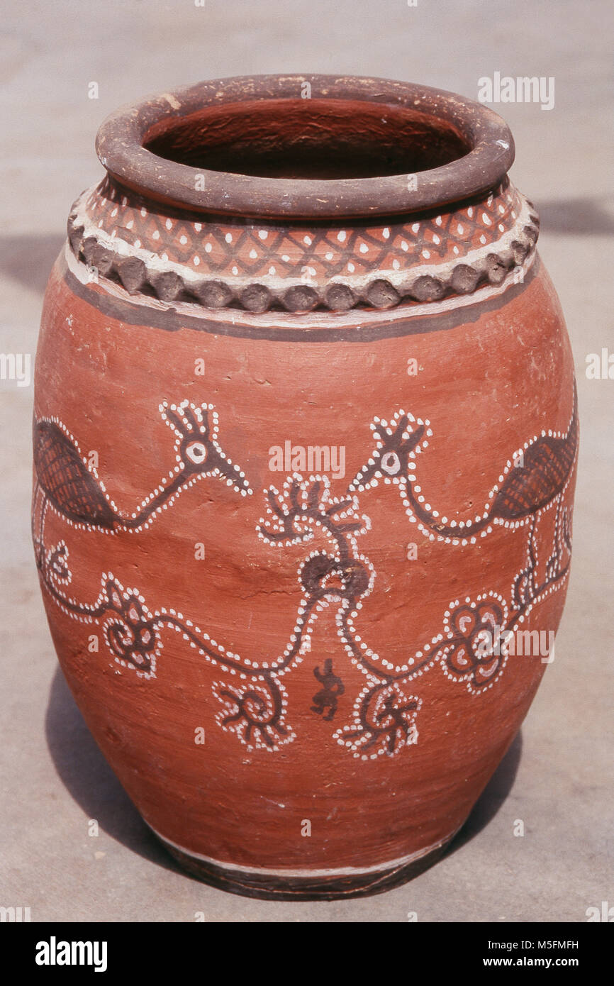 La poterie peinte joliment réalisés dans Khavda, Kutch, Gujarat, Inde Banque D'Images