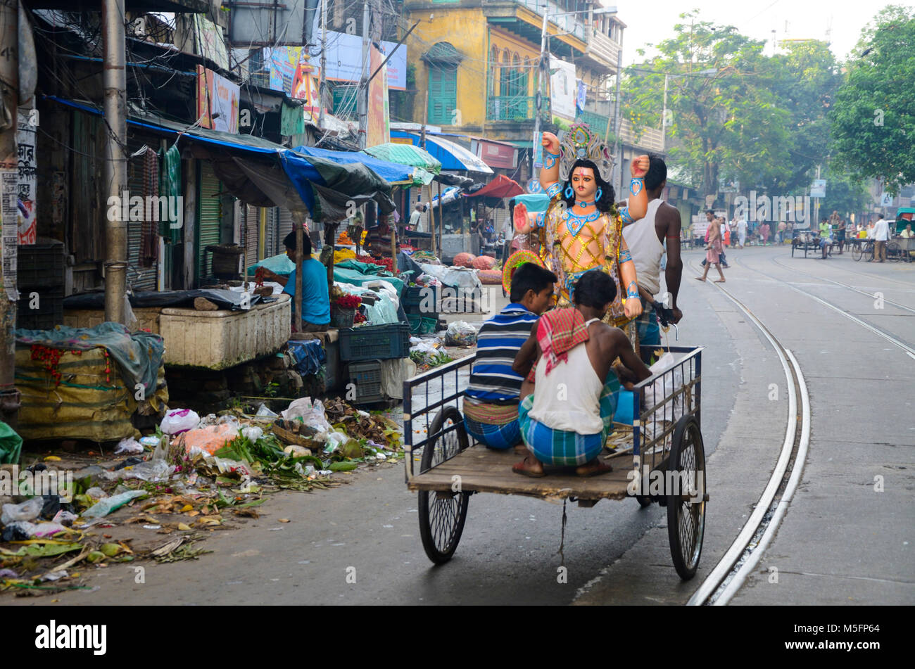 L'idole d'argile sur tricycle rickshaw, Kolkata, Bengale occidental, Inde, Asie Banque D'Images