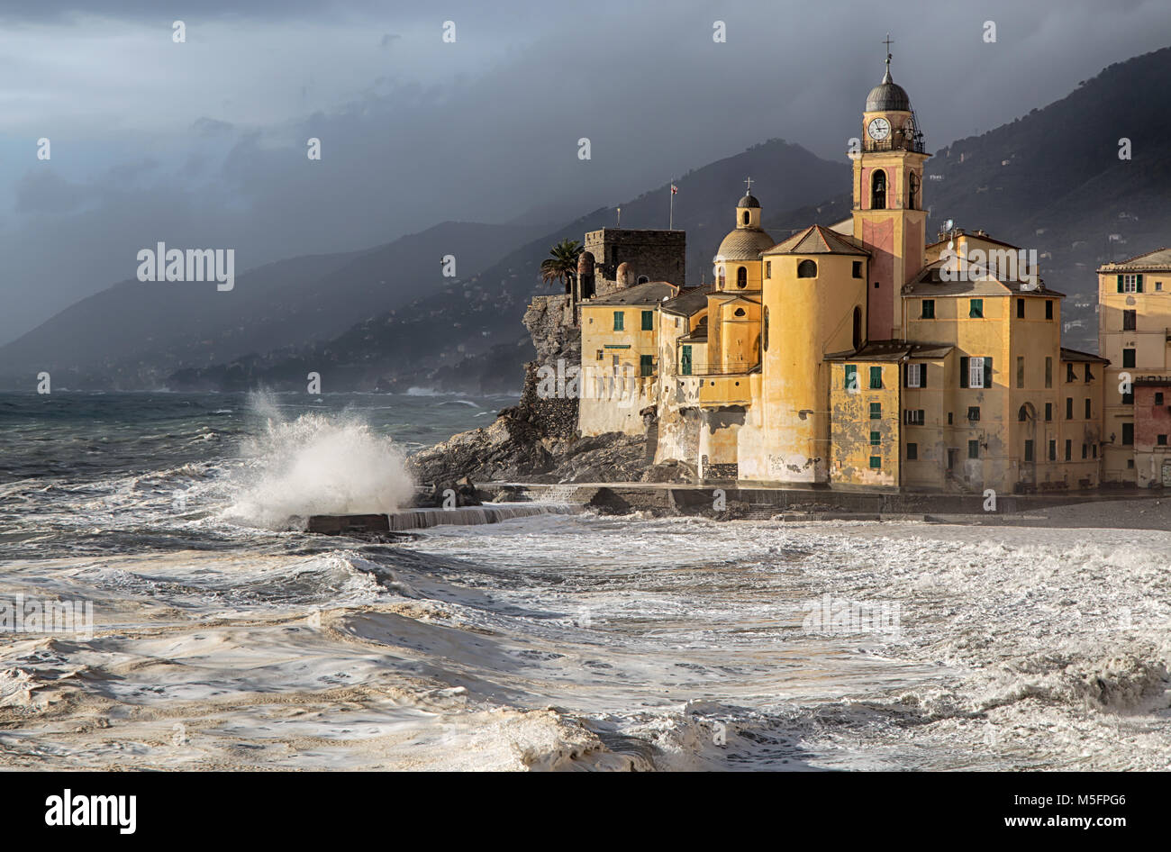 Ancienne église avec l'état de la mer et de grosses vagues à Camogli, Gênes, Genova (Italie), Banque D'Images