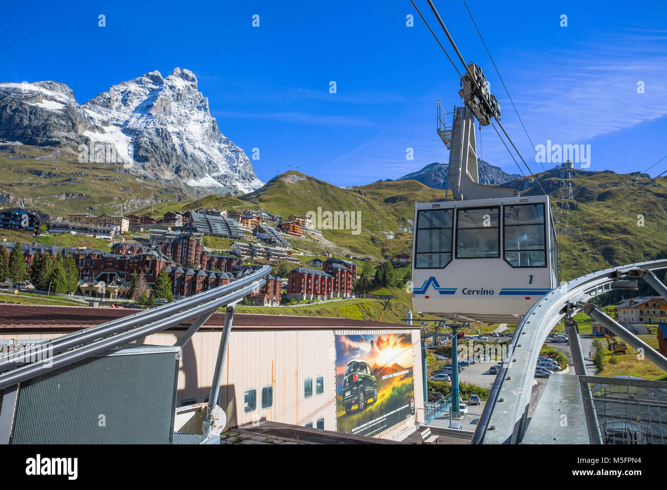 BREUIL-CERVINIA, ITALIE 5 SEPTEMBRE 2017 - Le téléphérique de Breuil-Cervinia se connecte à Plan Maison d'atteindre le 2550 mètres. Le Mont Cervin sur le background Banque D'Images
