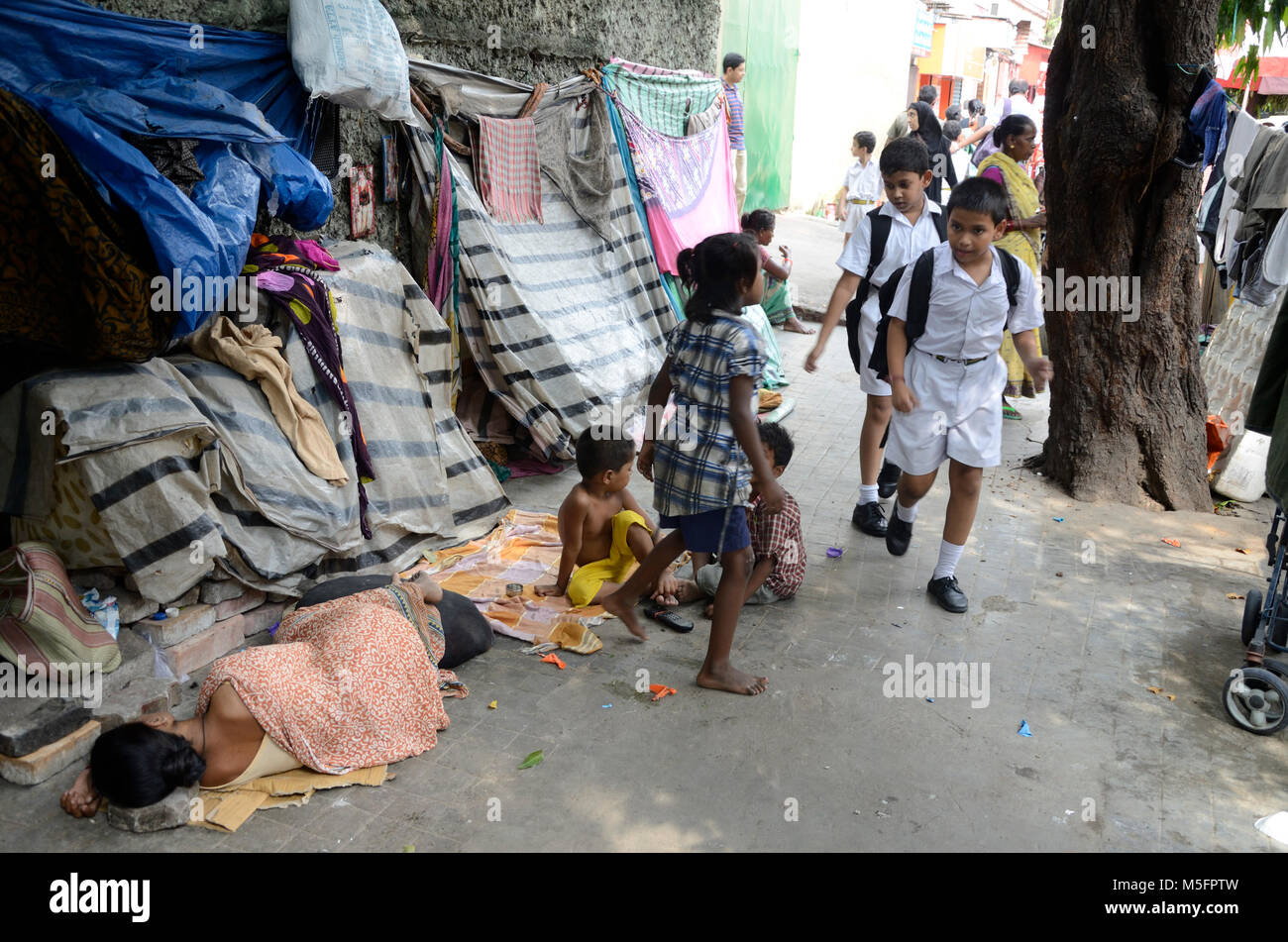 Les enfants sur le pavé, Kolkata, Bengale occidental, Inde, Asie Banque D'Images