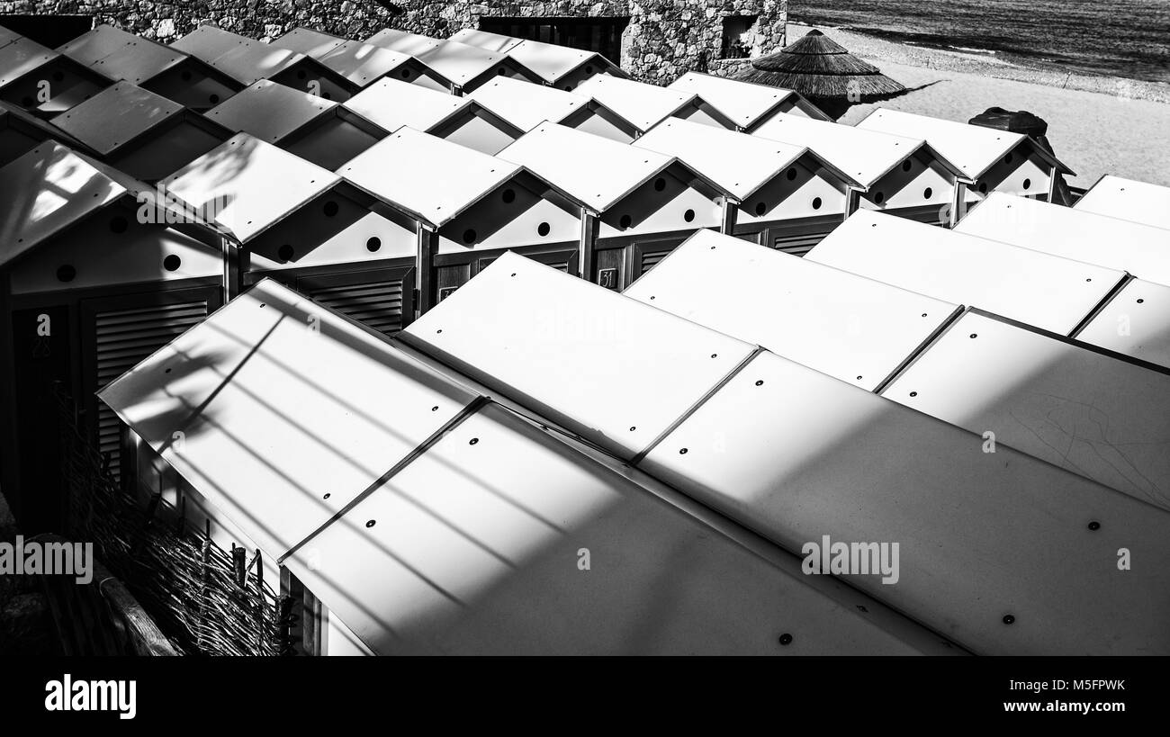 Toits de cabines de plage. Photo en noir et blanc/ abris/ Italie Banque D'Images