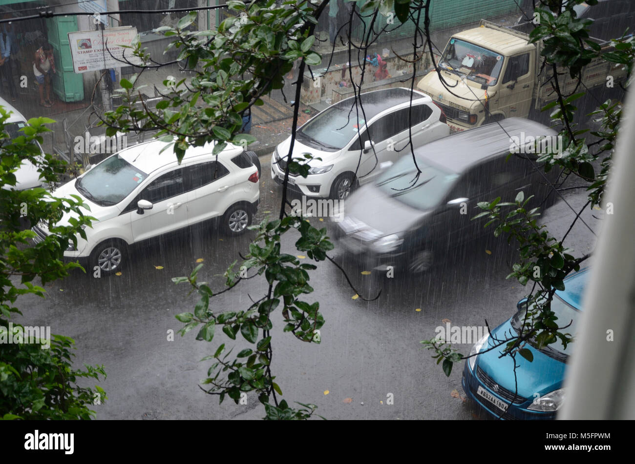 La pluie et les voitures, Kolkata, Bengale occidental, Inde, Asie Banque D'Images