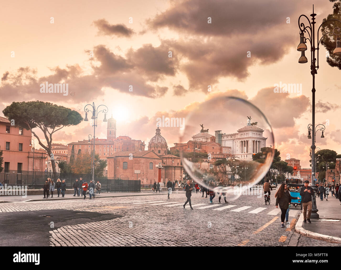 L'Italie, Rome, 30 Novembre 2017 / Imperial Forum de Street View le Vittoriano, Close up of soap bubble entourant le Vittoriano (autel de l'Homelan Banque D'Images