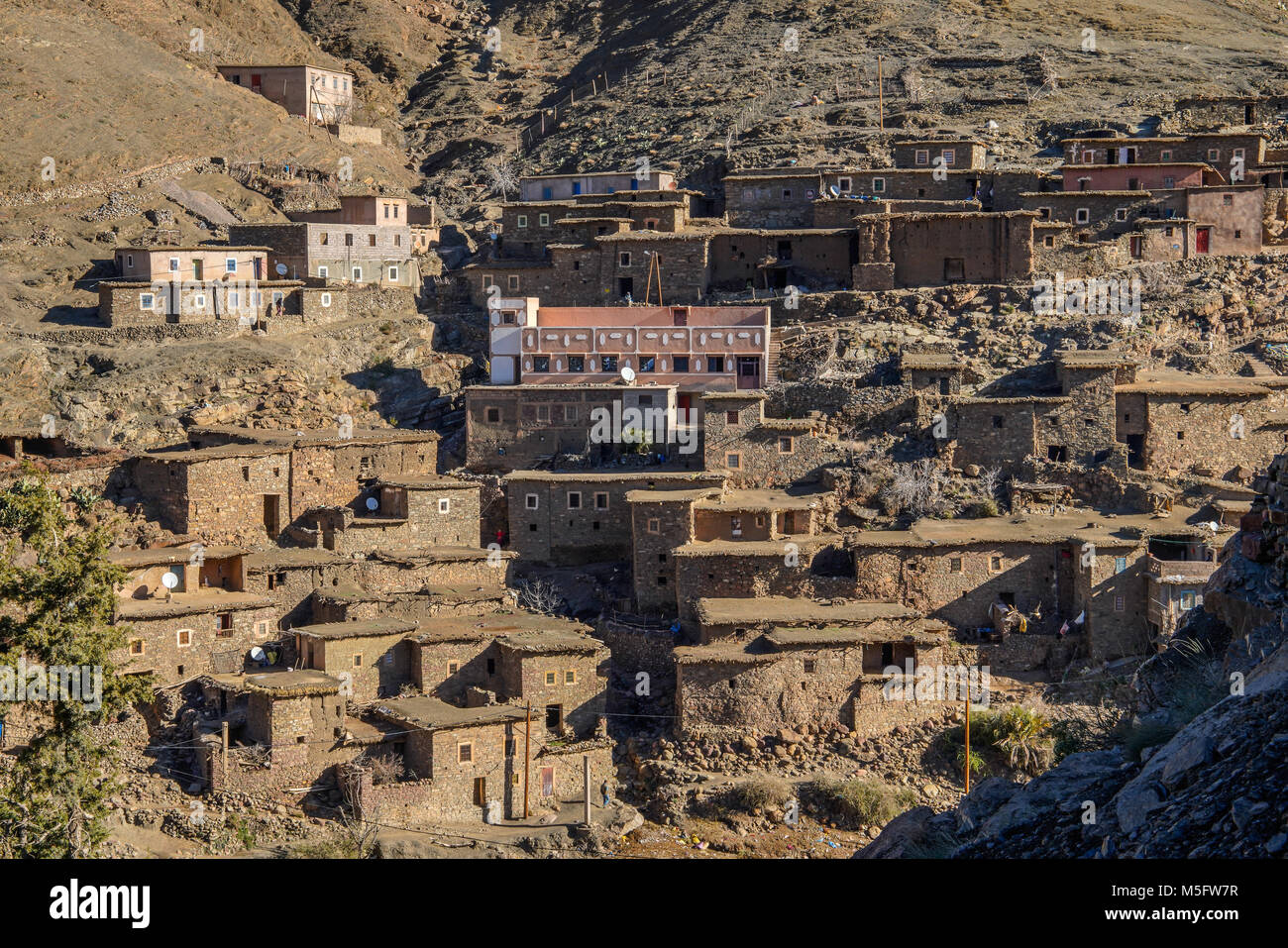 Village traditionnel berbère dans la vallée de l'Ourika, montagnes de l'Atlas au Maroc. Banque D'Images