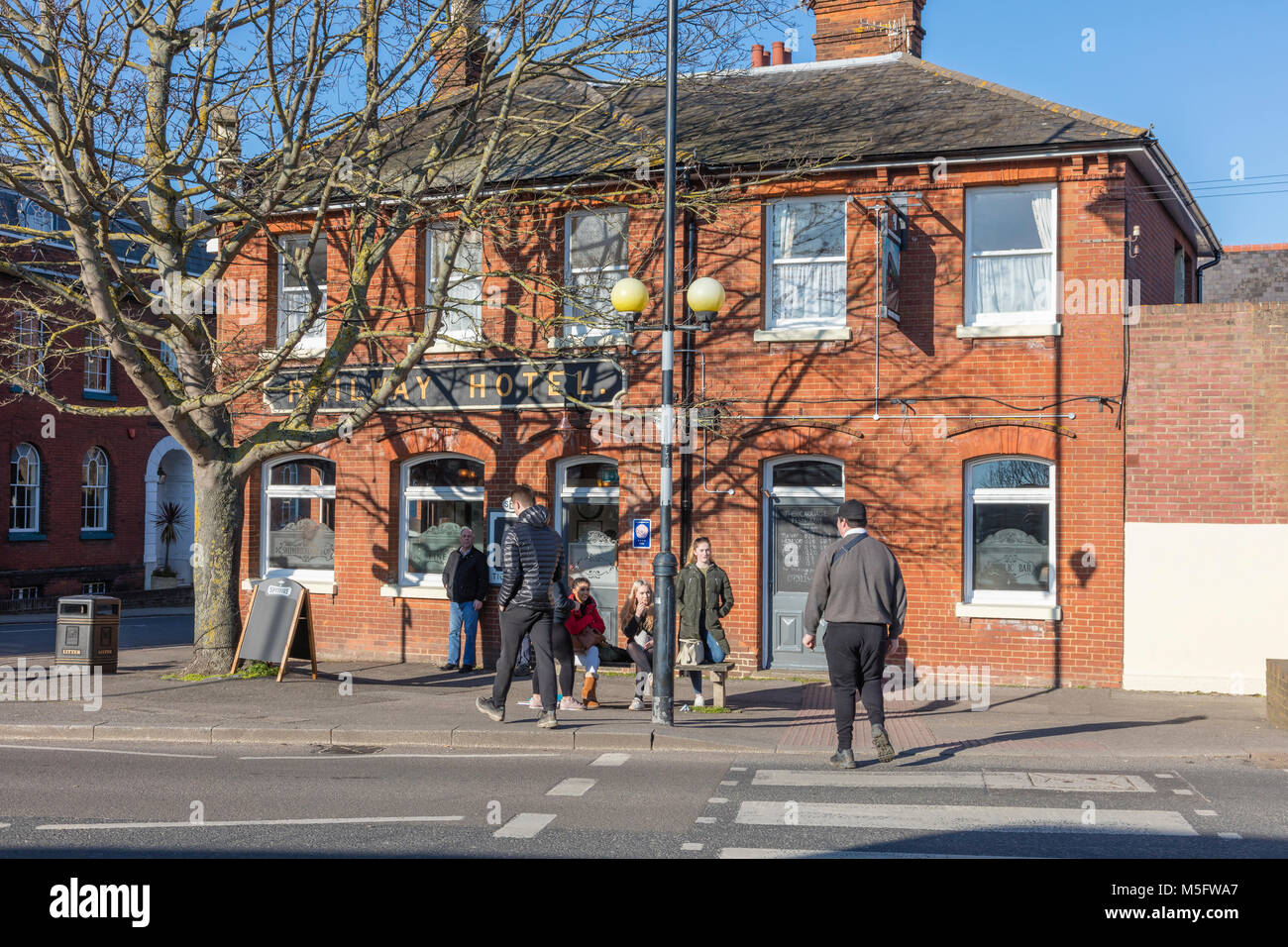 Un groupe d'enfants attendent à l'extérieur de l'Hôtel de gare, en face de la gare ferroviaire de Faversham, Kent, UK Banque D'Images