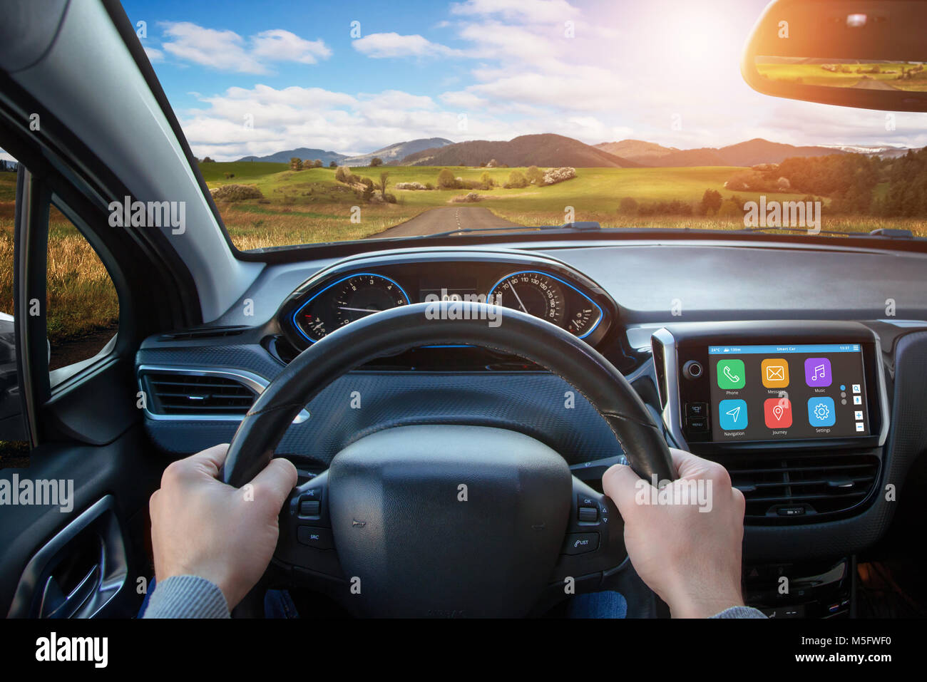 Location de voiture en utilisant les technologies intelligentes qui sont affichés à bord d'écran. Vue depuis la vue sur le volant, la route et l'intérieur. Banque D'Images