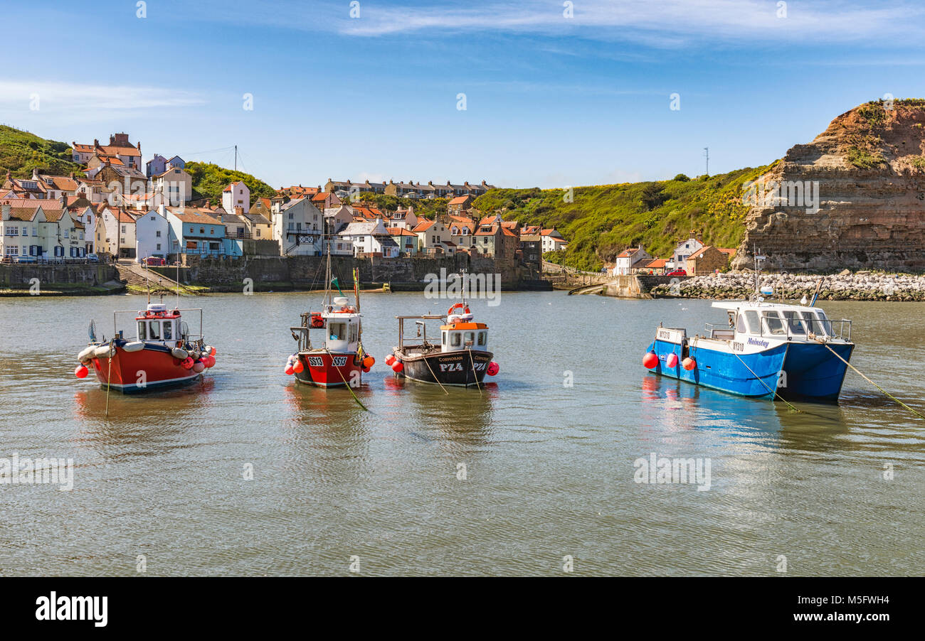 Les bateaux de pêche amarrés dans le port de Staithes Banque D'Images