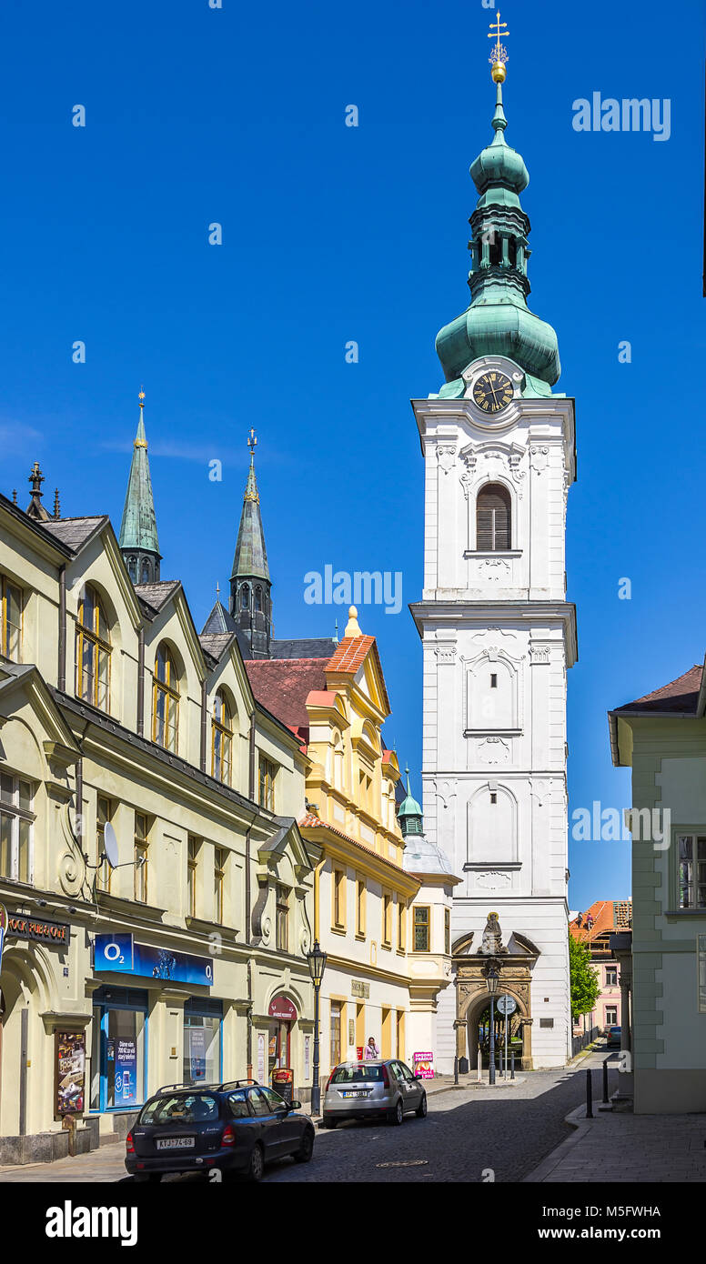 Klatovy, République tchèque - 20 mai 2016 : Vue de la Tour Blanche, le clocher de l'église paroissiale de Archdean la Nativité de la Vierge Marie. Banque D'Images