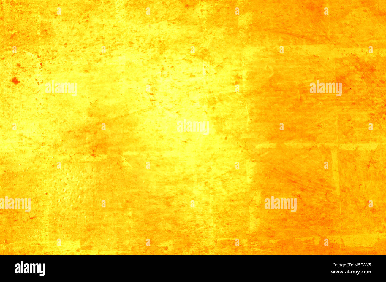 Blur abstract photo image de couleur or brillant reflètent la lumière d'une paroi métallique couleur or qui couvrent à la feuille d'aluminium pour vergolden un mur, pouvez utiliser Banque D'Images