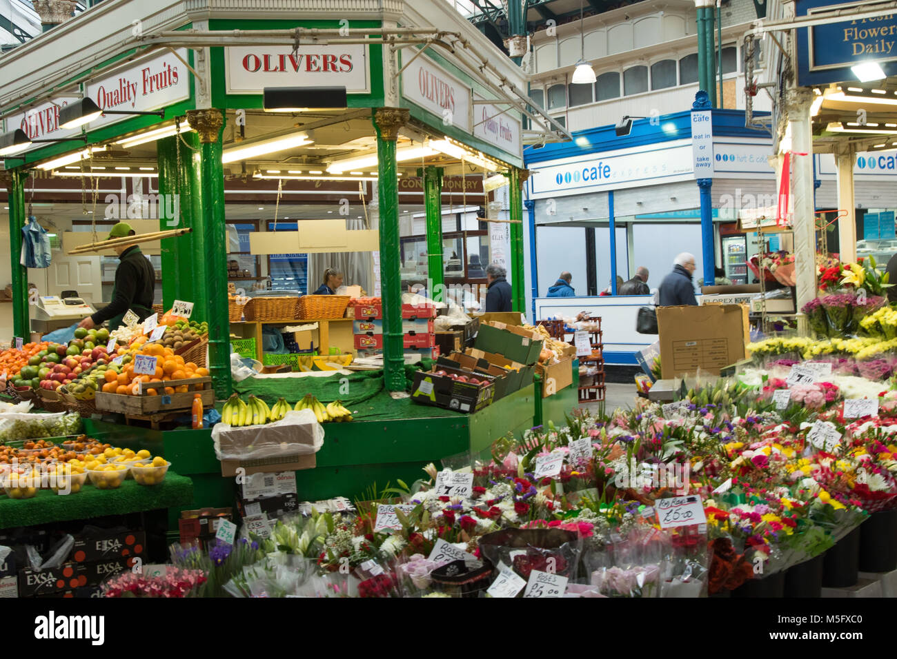 Fleurs et fruits frais cale au Leeds Kirkgate Market, George Street, West Yorkshire, Angleterre, Royaume-Uni Banque D'Images