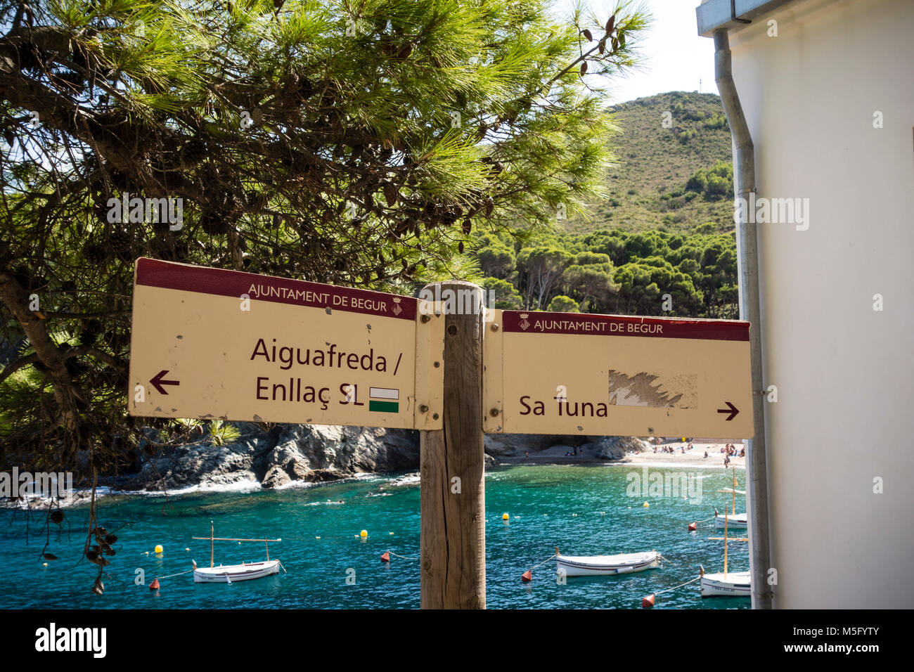 Panneau indiquant les directions à Aiguafreda et Sa Tuna le long du sentier du littoral, Begur, Baix, Caltalonia d'Emporda, Costa Brava, Espagne Banque D'Images