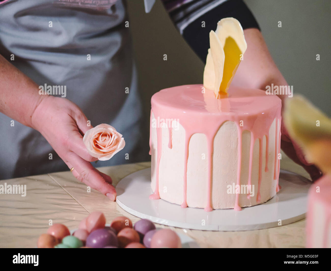 Meconnaissable Woman Decorating Cake Glacage Mousse Mains Detail L Accent Sur Le Gateau Bricolage Sequence Etape Par Etape Partie De Serie Photo Stock Alamy Meconnaissable Woman Decorating Cake Glacage Mousse Mains Detail L Accent Sur Le Gateau Bricolage Sequence Etape Par Etape Partie De Serie Photo Stock Alamy