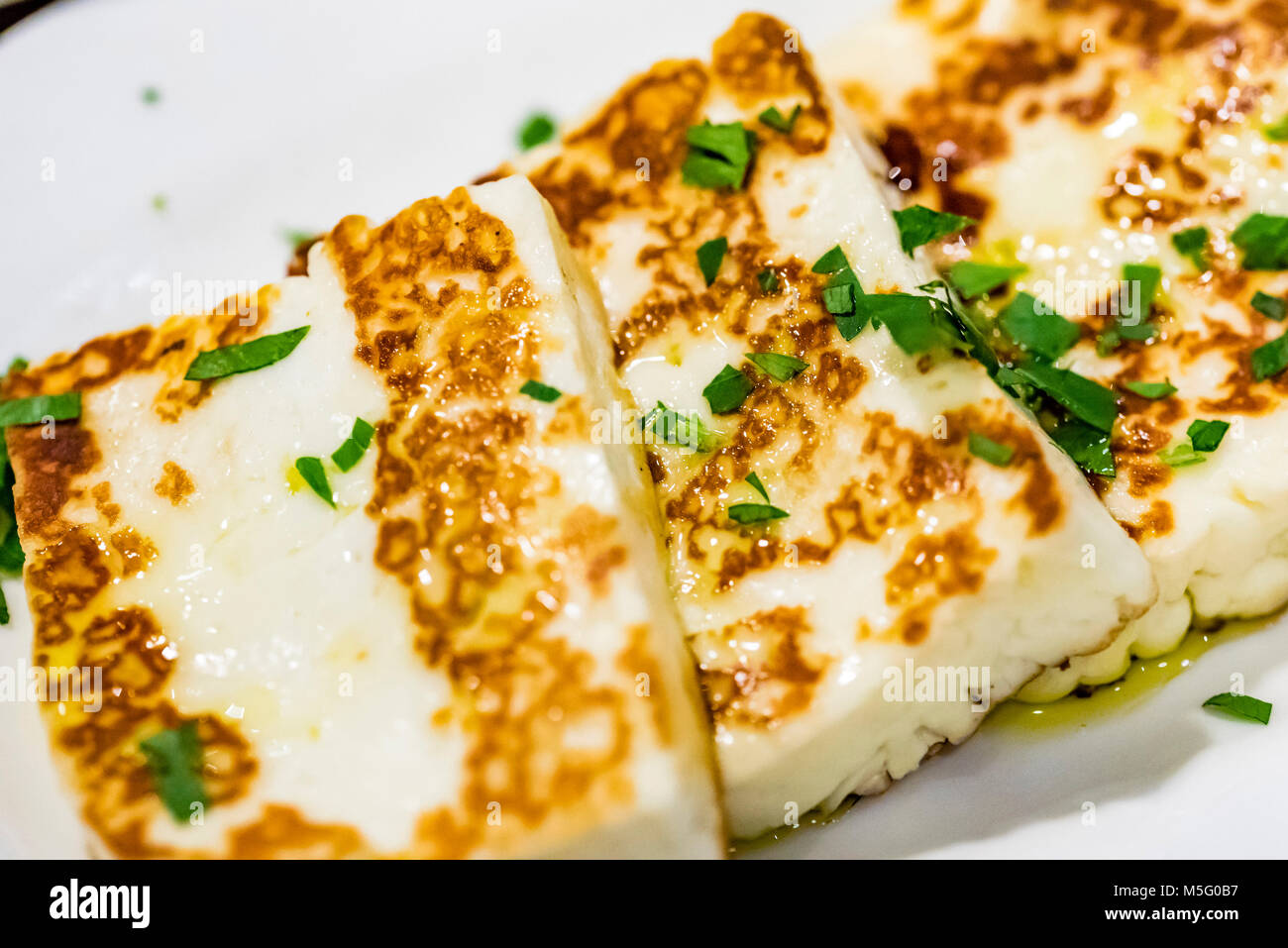 Le fromage haloumi grec sur plaque blanche, gros plan. Le fromage frit, macro, une pension complète. Banque D'Images