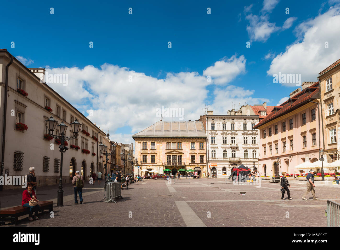 Cracovie, Pologne - Août 2017 : rue de la ville avec beaucoup de gens sur l'arrière-plan Banque D'Images