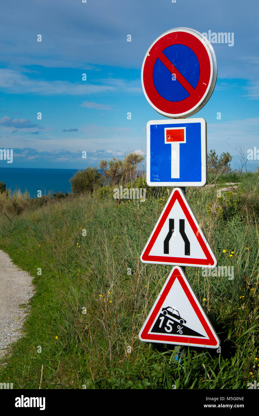 Vue verticale de la signalisation routière française sur une route de terre campagne Banque D'Images