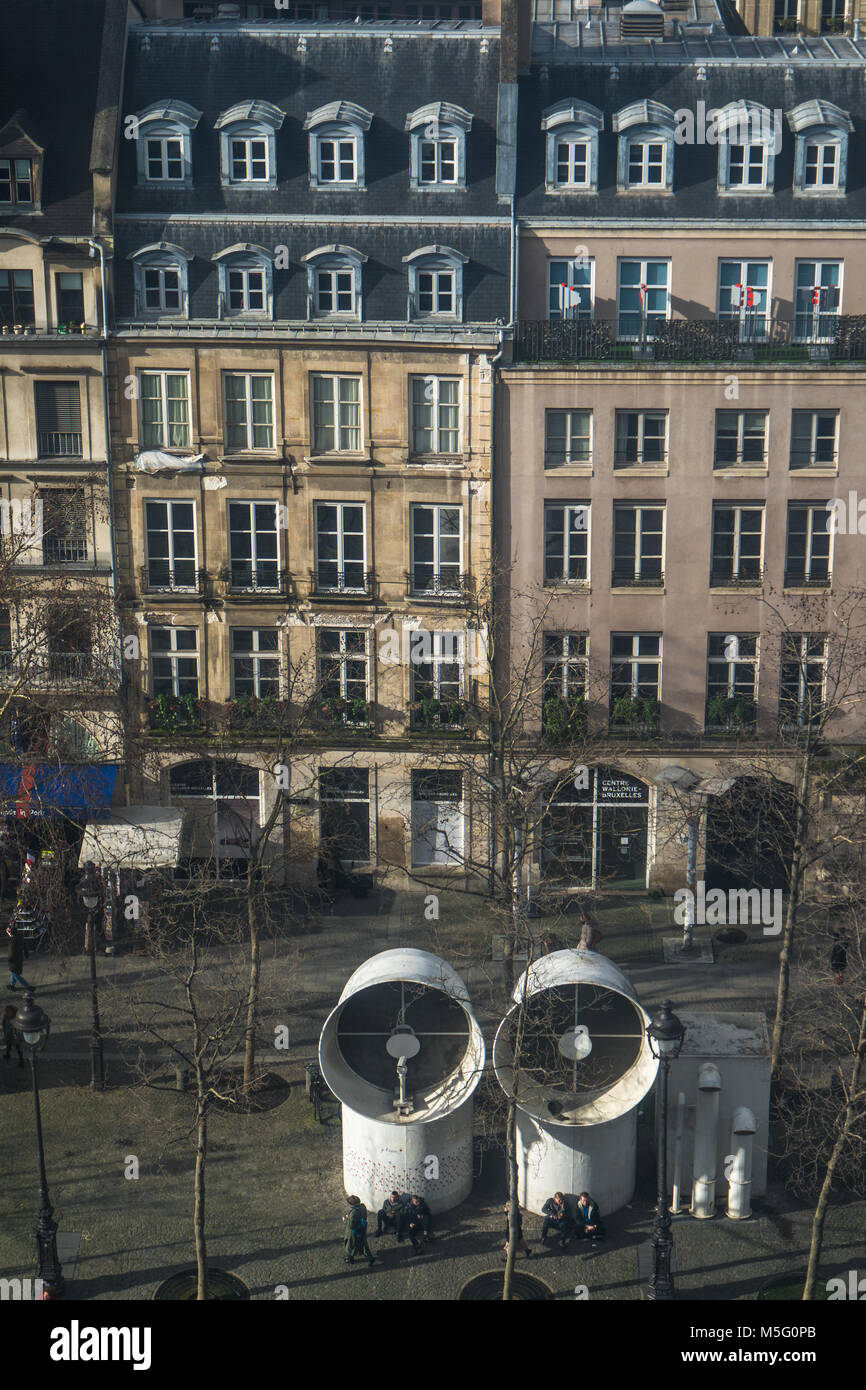 Les tuyaux de Beaubourg célèbre en face de la Belgique centre culturel en immeubles parisiens typiques Banque D'Images