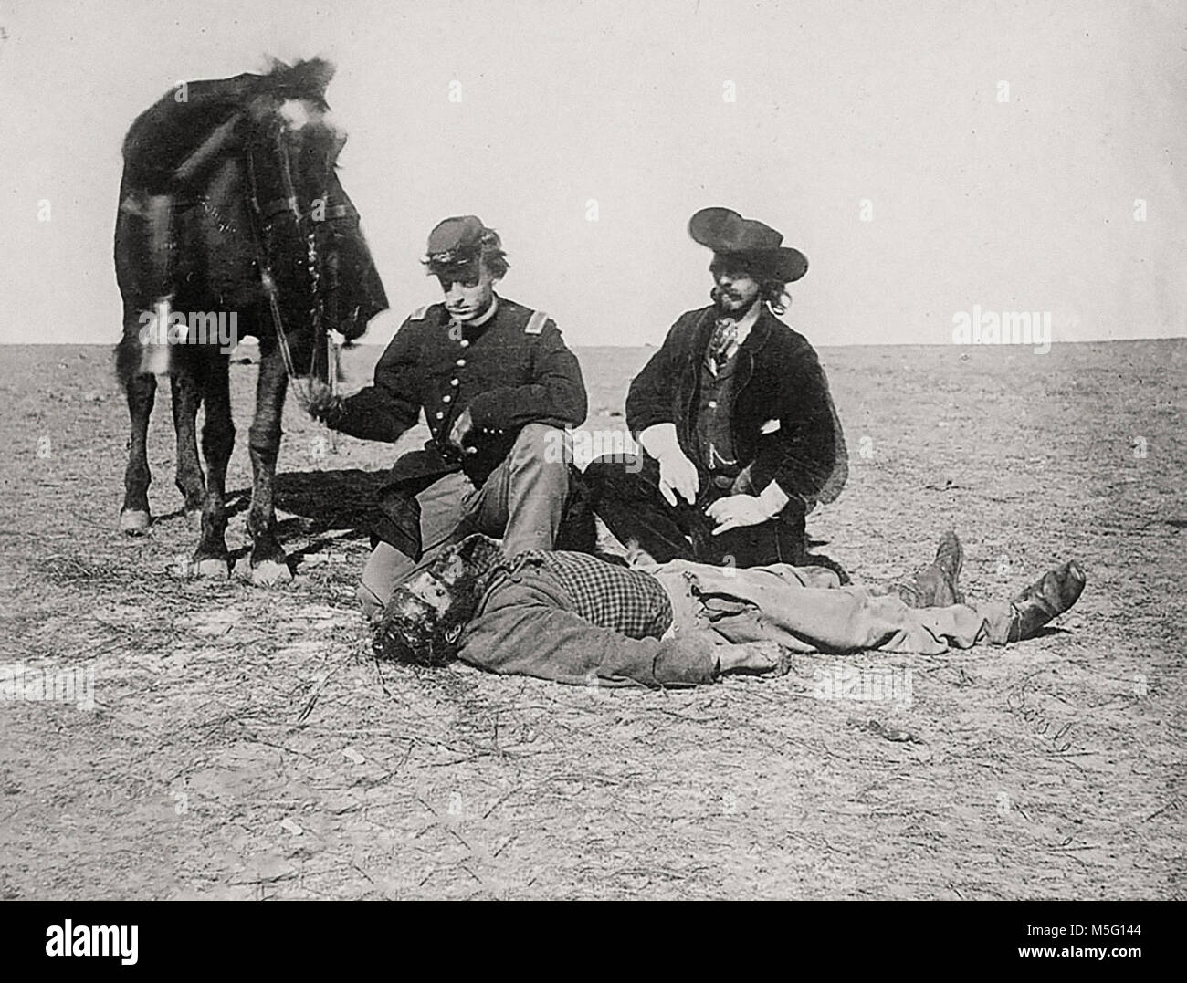 Chasseur de bisons Ralph Morrison, tués et scalpés par Cheyenne en décembre 1868 près de Fort Dodge, Iowa ; Lieutenant Lire en uniforme militaire et John O. Austin et à cheval à proximité Banque D'Images