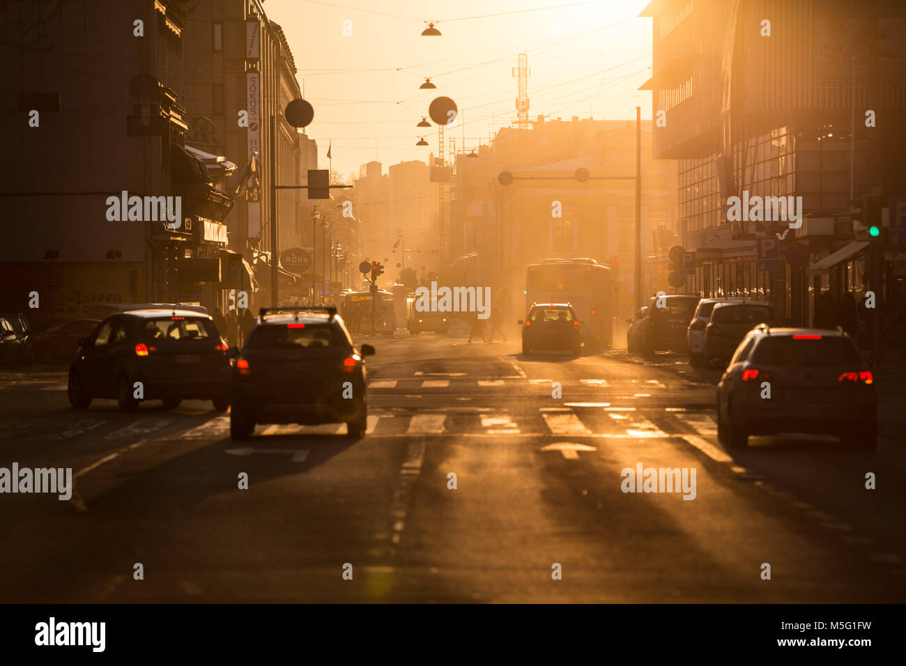 Paris, France - 19 février 2018 - Le trafic dans le centre de Turku pendant heure d'or avec de l'air brumeux Banque D'Images