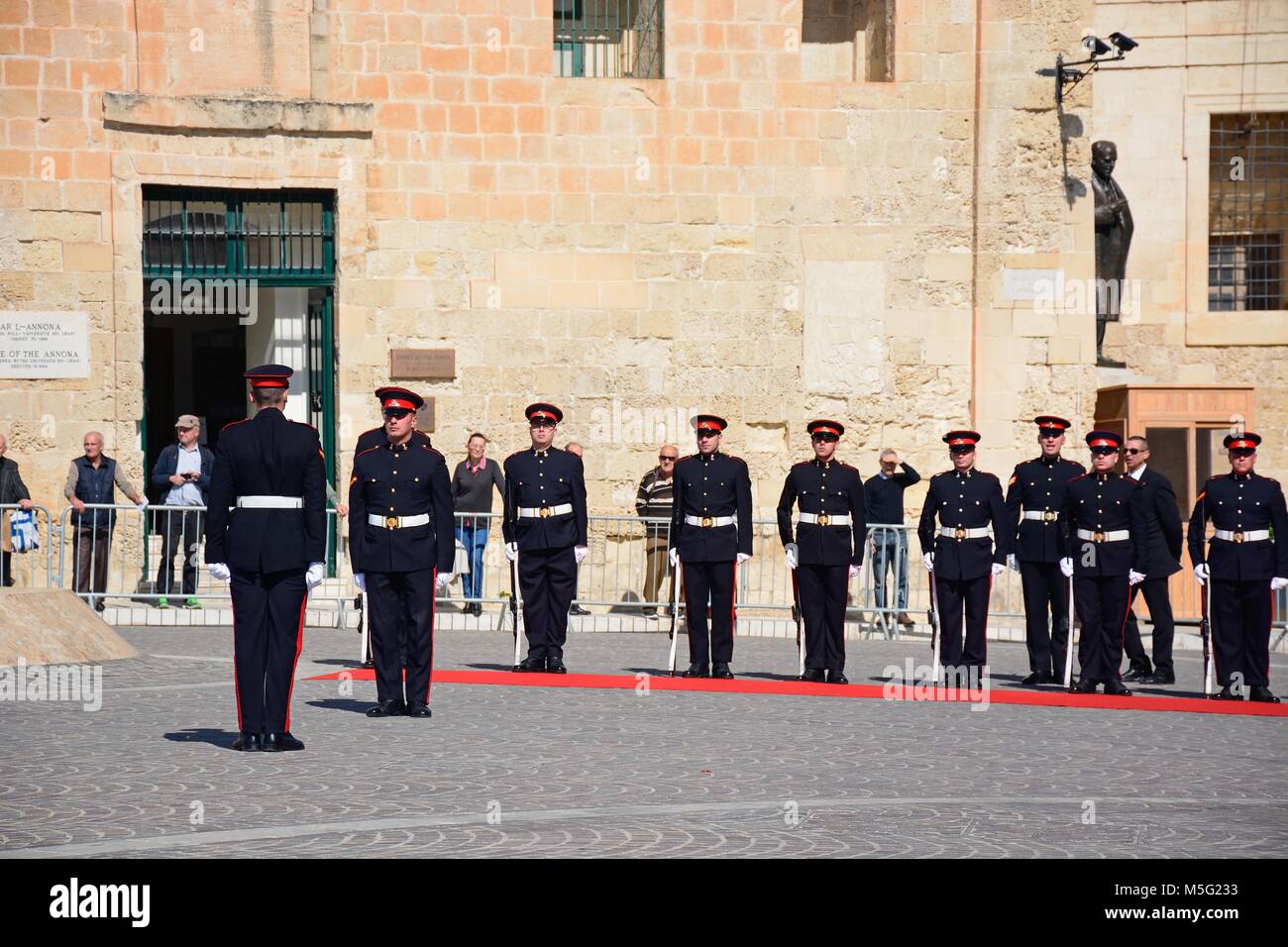 Des soldats en uniforme au défilé à l'extérieur de l'Auberge de Castille pour une conférence de l'Union européenne dans la région de Castille Square, La Valette, Malte, Europe. Banque D'Images