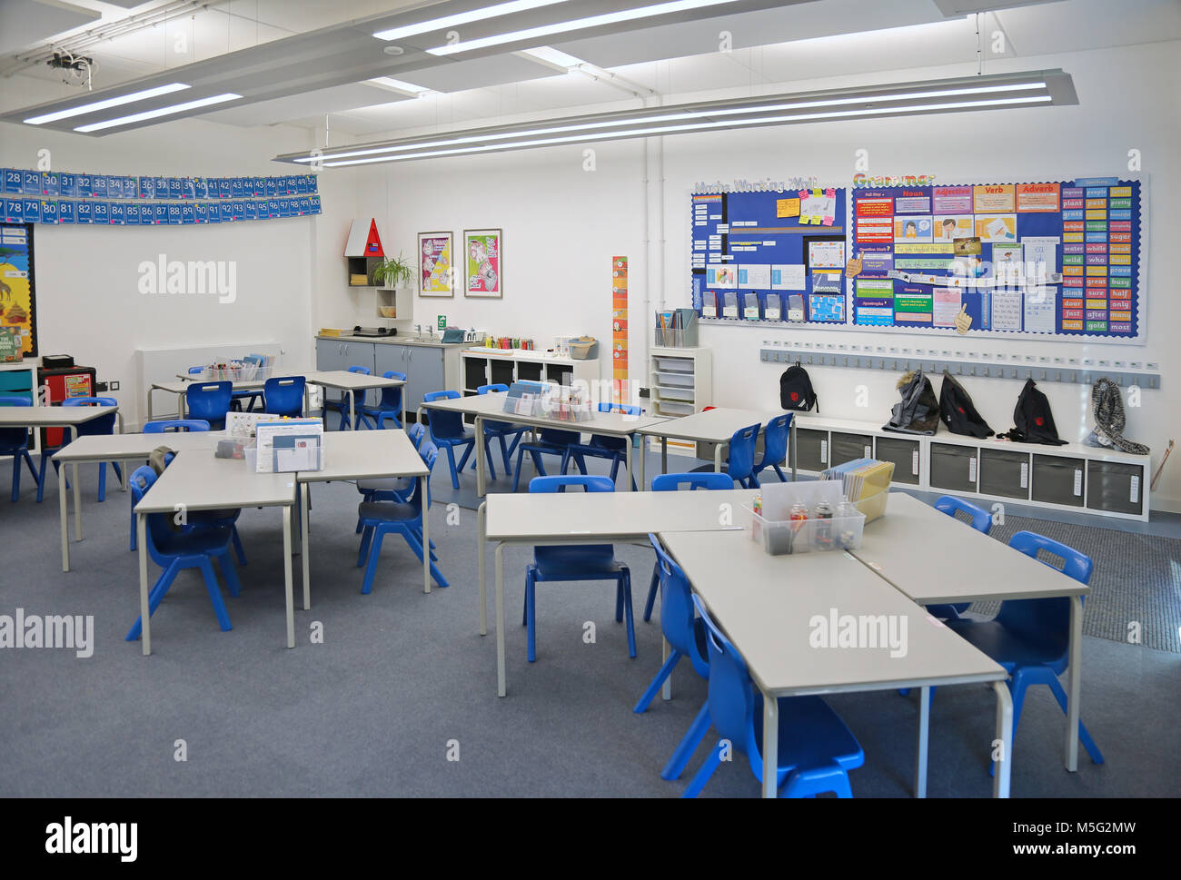 Salle de classe dans une école primaire de Londres nouvellement construite. Montre les bureaux organisés en groupes.vide, pas d'élèves. Banque D'Images