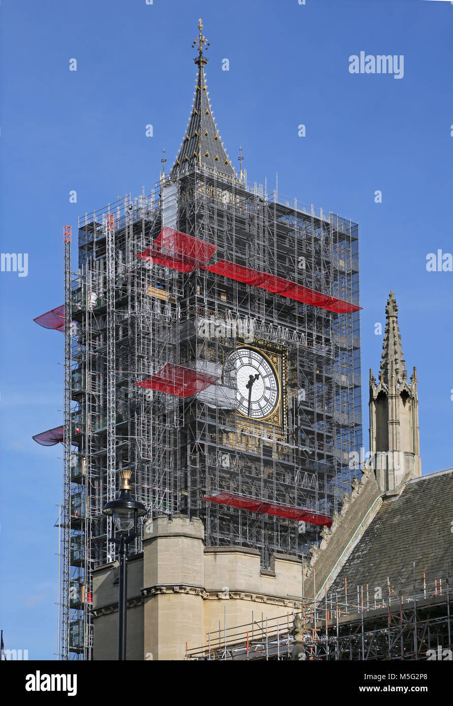 Big Ben, la célèbre tour de l'horloge entouré par un échafaudage pour de grands travaux de rénovation, mars 2018. Le sud de l'horloge encore exposés. Banque D'Images